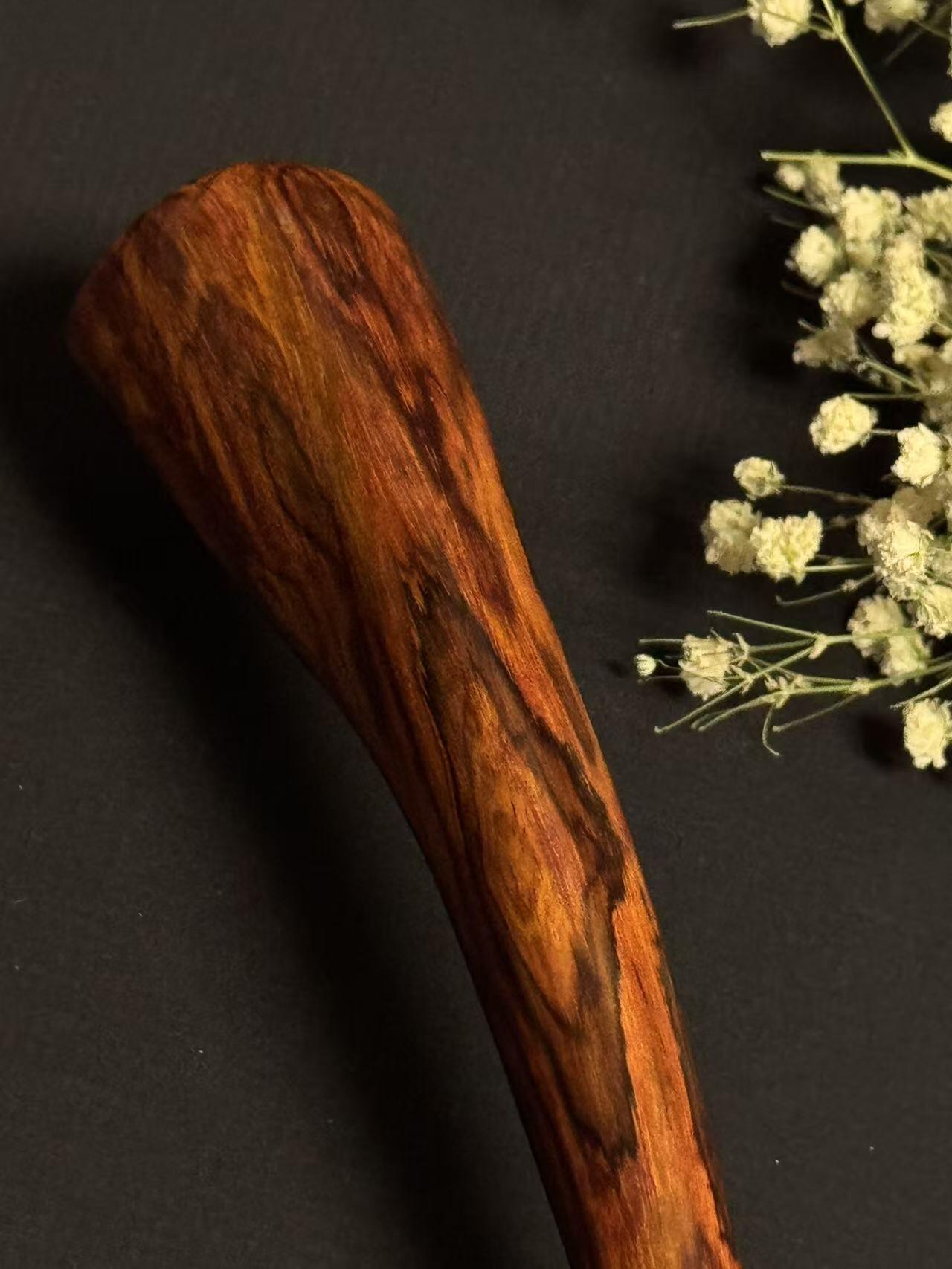 零元拍：NO.3海南黄花梨满鬼脸花纹随形文玩把玩棍，尺寸约：41/4.2/1.8CM