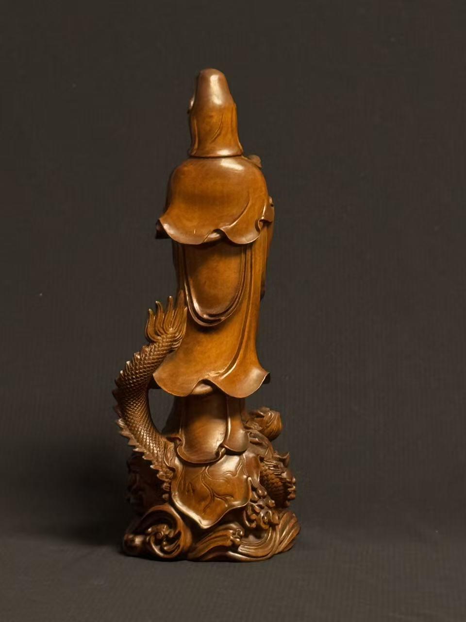 零元拍：黄杨木精雕（古法做旧工艺）观音立像，高约22CM，开脸慈悲宁静，双目微垂，发髻高挽，衣袂飘逸流畅，右手持杨柳枝，左手托净瓶，姿态温婉慈悲，是典型的“杨柳观音”形象。