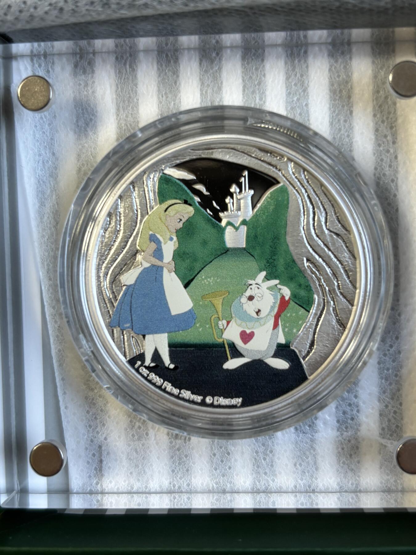 第195期拍卖 纽埃2021年迪士尼爱丽丝梦游仙境-白兔纪念彩银币，999银，发行2000枚