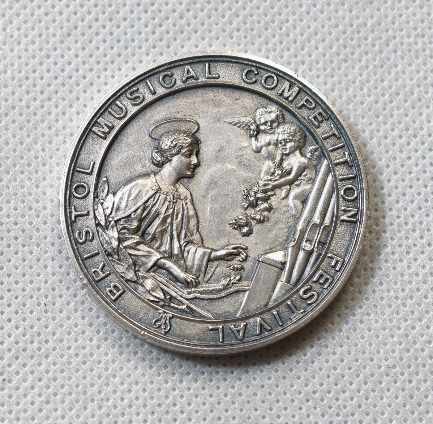 甄臻铺-世界币章拍卖（第56期），送拍享返佣金等优惠多多 英国Bristol 1917年音乐节银质纪念章，直径41.5毫米，重40.2克。正面“Bristol Musical Competition Festival”字样，背面花环装饰