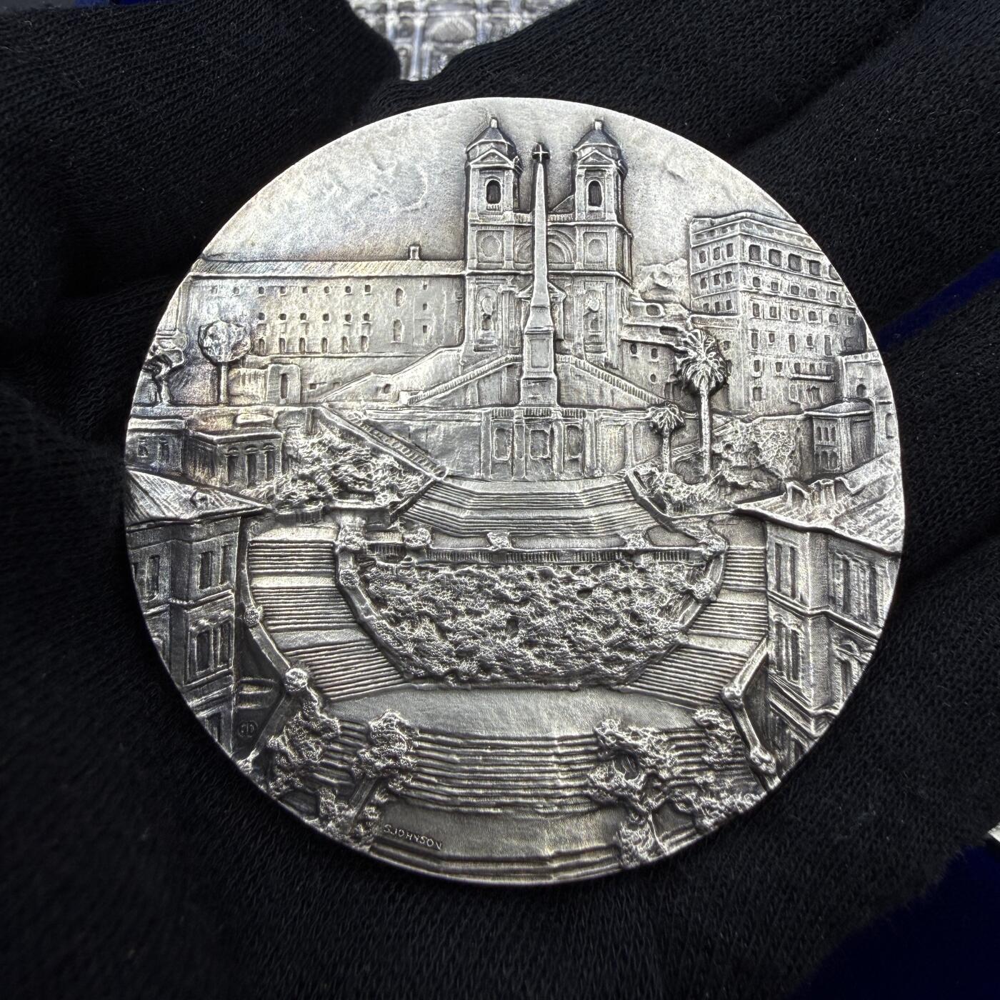 「木头集藏」“春启藏心”——章牌精品专场 Giandomenico～意大利罗马著名景点系列银章四枚原盒套装 ，意大利著名造币厂Stefano Johnson铸造，直径：60mm，四枚总重456克，每枚背面都标有厂铭和含银量800。银章正面展示的是罗马举世闻名的4个景点：特雷维喷泉、圣三一教堂与西班牙阶梯、特里同喷泉、罗马角斗场。