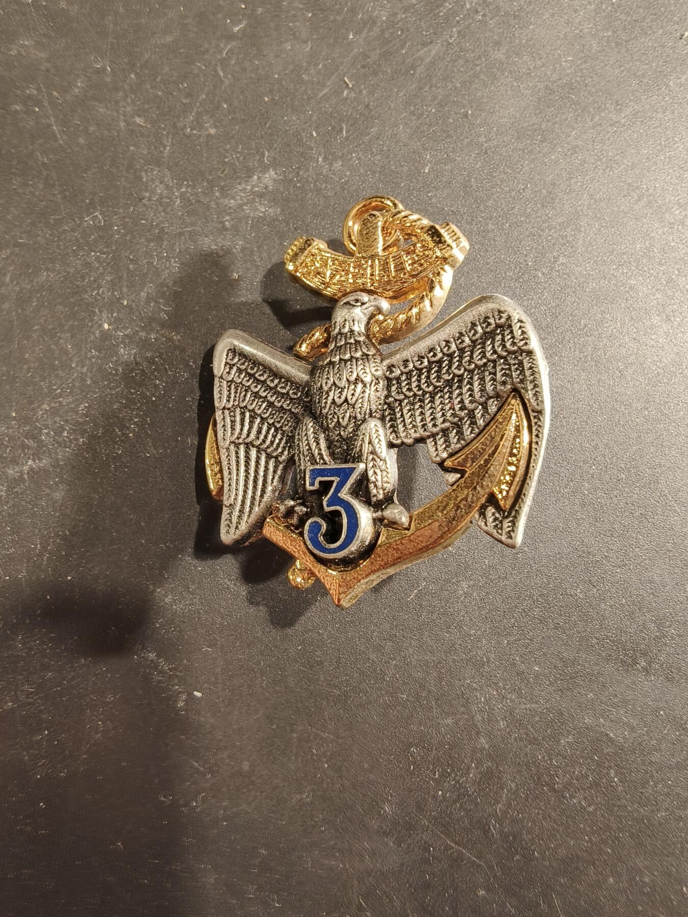 老王徽章第189期 法国陆军第3海军陆战队步兵团证章     第3海军陆战队步兵团是法国海军陆战队中最古老的部队之一，该团现驻防于法国瓦讷地区，1870年普法战争期间，该团在巴泽耶战役中进行了惨烈的英勇抵抗，此战也被视为该部队的灵魂所在。