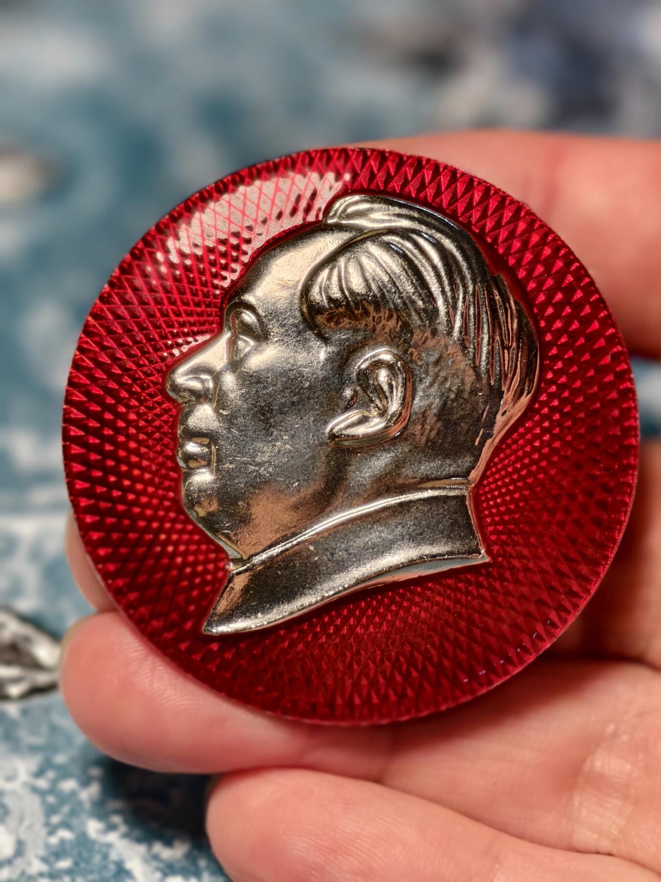 抚柳草堂-第十九期章牌钱币  奖章勋章限时免佣 满百包邮 放漏专场 六七十年代 毛主席像章品相极好 非常漂亮 铭文大海航行靠舵手 工程兵  大尺寸直径47mm