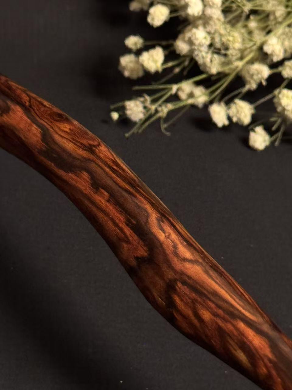 零元拍：NO.3海南黄花梨满鬼脸花纹随形文玩把玩棍，尺寸约：41/4.2/1.8CM