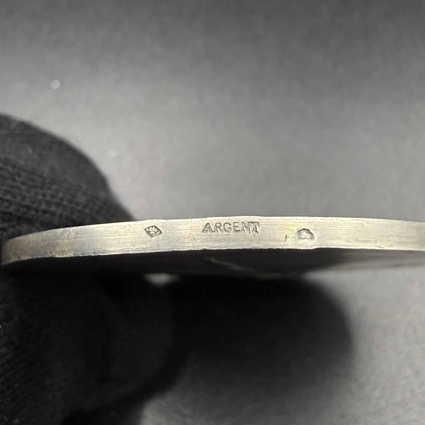 「木头集藏」“春启藏心”——章牌精品专场 P.Lenoir～法国射击协会联盟原盒银奖章，直径：44.5 mm，41.1 g，边铭：菱形厂标 野猪头银标 ARGENT，正面刻画胜利女神手持长号与月桂枝花环，向获奖人飞奔而来。品相不错，原盒正常使用。