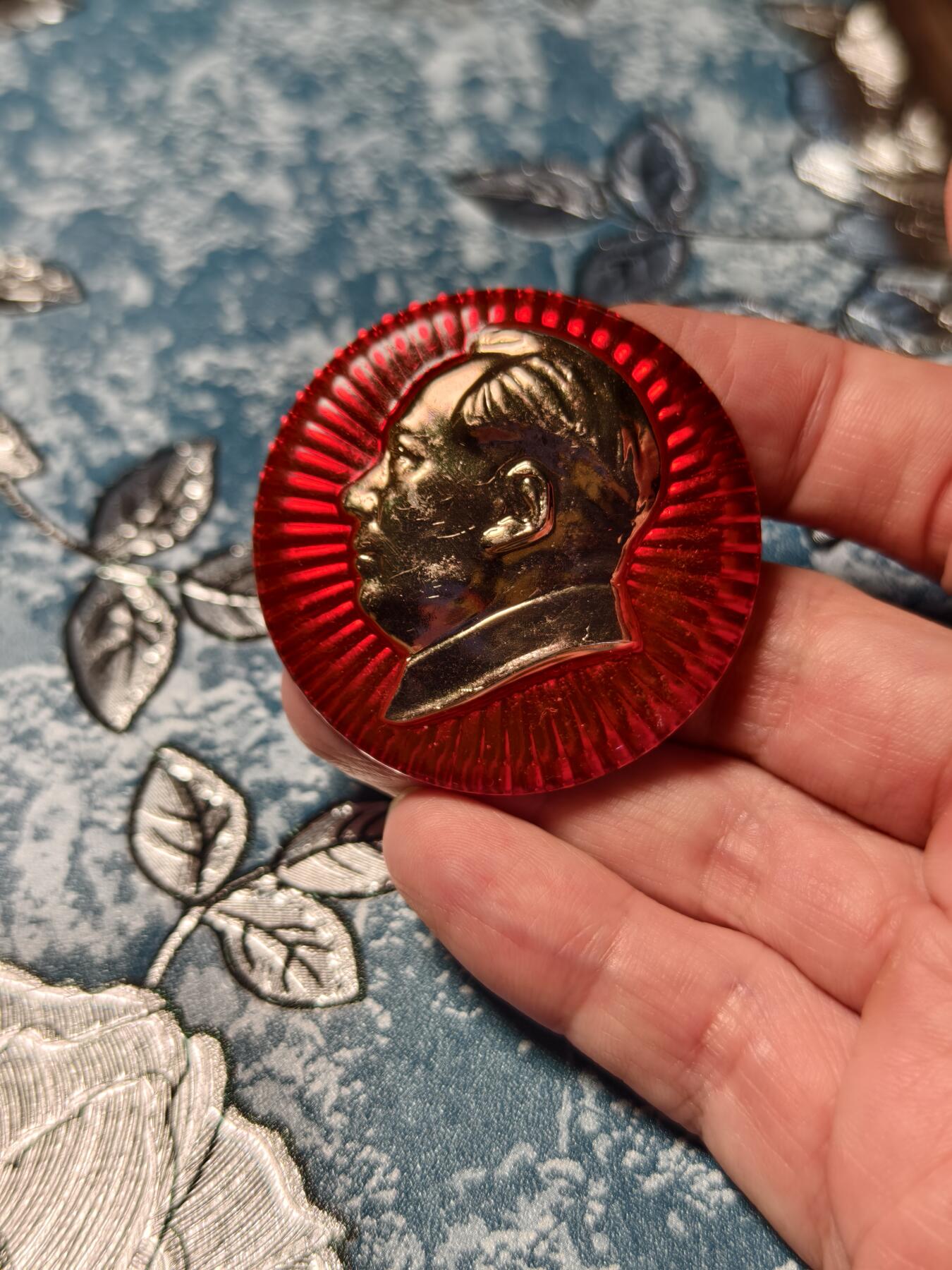 抚柳草堂-第十九期章牌钱币  奖章勋章限时免佣 满百包邮 放漏专场 六七十年代 毛主席像章 铭文毛主席万岁  大尺寸 直径47.5mm