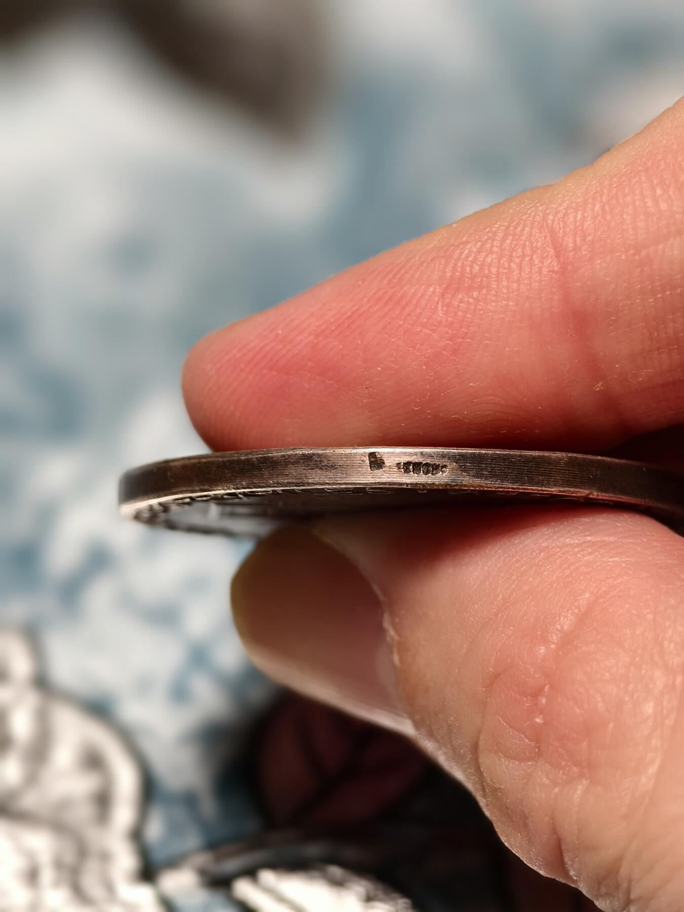 抚柳草堂-第十九期章牌钱币  奖章勋章限时免佣 满百包邮 放漏专场 1942法国纺织品和纺织材料总协会镀银大铜章  直径36mm   22.3g 正面高浮雕了工人操作纺织机的场景 是法国新艺术风格工业题材章牌的典型设计 由雕刻师 A. Rive 创作 