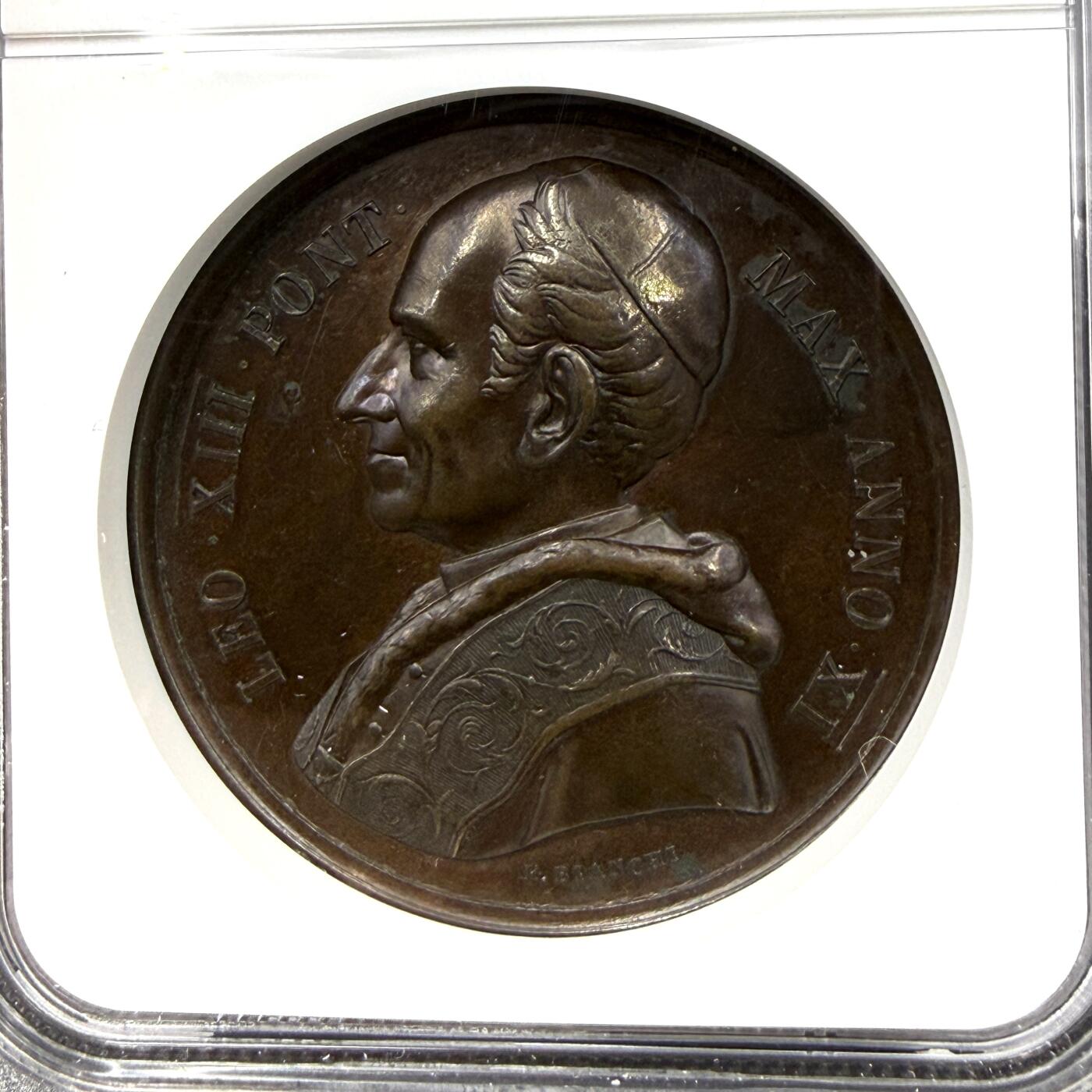 「木头集藏」“春启藏心”——章牌精品专场  E. BIANCHI～1888年梵蒂冈教皇利奥十三世担任神职五十周年纪念铜章，MS 62 BN。直径：44 mm，高浮雕刻画，细节丰富！1837年任神父。1843年，作为教皇格列高列十六世的全权代表，总领主教衔派驻布鲁塞尔，对欧洲的工业化和议会制度有所了解。1846年在佩鲁贾教区任主教。1853年任枢机主教，1877年前往教廷，任事务长，开放梵蒂冈珍藏，鼓励研究圣经。1878年2月任教皇。