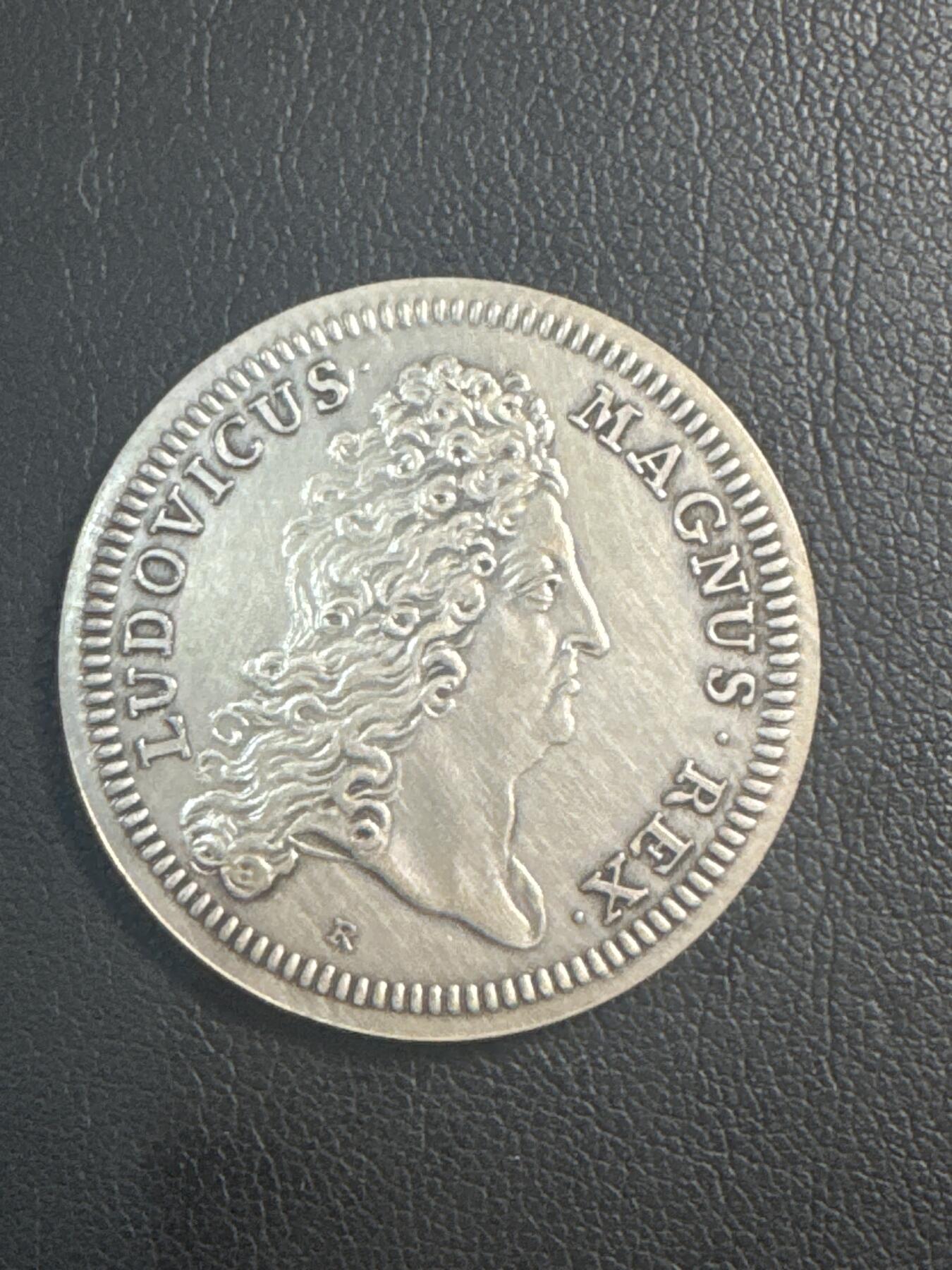 ❤️【币观天下】❤️ 第346期钱币拍卖场- 2026.3.27周五晚上6点半场 长期征集拍品  法国路易十四头像巴黎火绳枪与弩银jeton，13.89g，31.3mm，边铭：丰饶角1+500编号，含银95%，限量500枚后铸