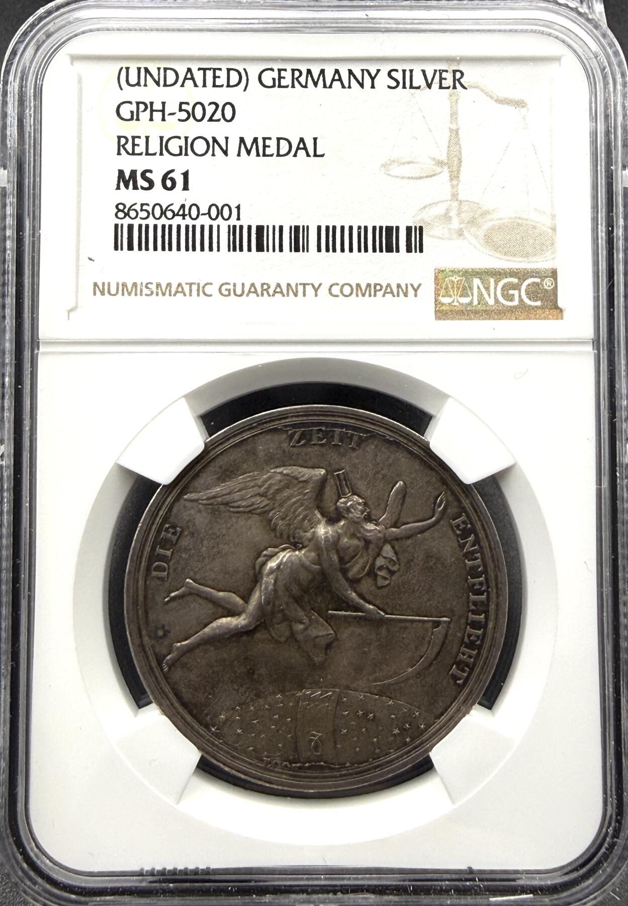 「木头集藏」“春启藏心”——章牌精品专场 十九世纪德国时间之神克洛诺斯“时光飞逝”劝诫银章，MS 61，直径：36 mm，正面时间之神克洛诺斯手持镰刀飞跃在星空，德语：“时光飞逝”，背面刻画地球仪与书籍，德语：“所以请善用它”，较少见劝解类银章，品相还不错。