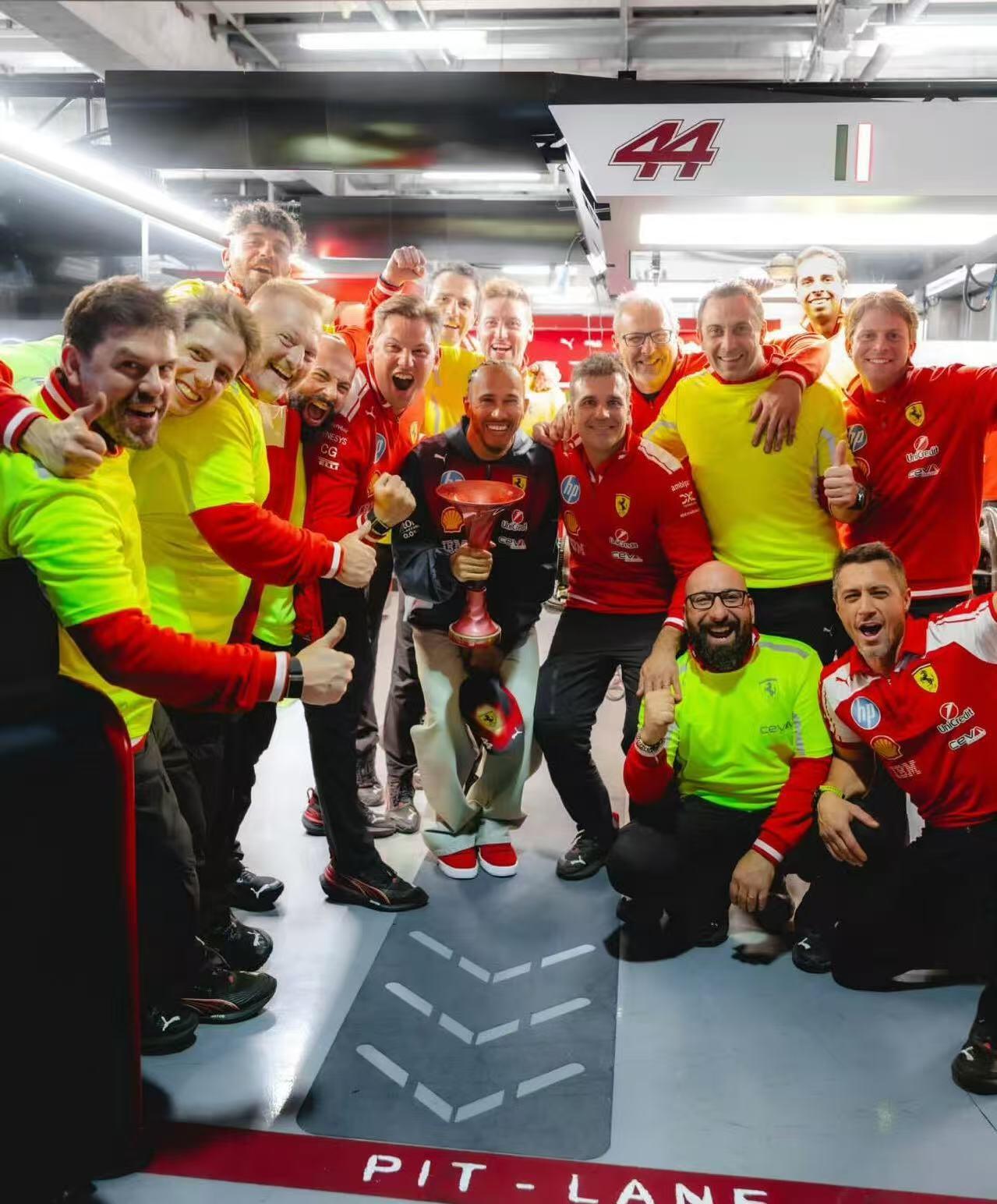 零元拍：F1七冠王刘易斯·汉密尔顿亲笔签名法拉利车队2026赛季44号车手PE车手帽，PUMA出品。极其难得的签了自己赛车的44号以及祝福语Best Wishes和2026年份，签于2026赛季F1中国上海大奖赛！