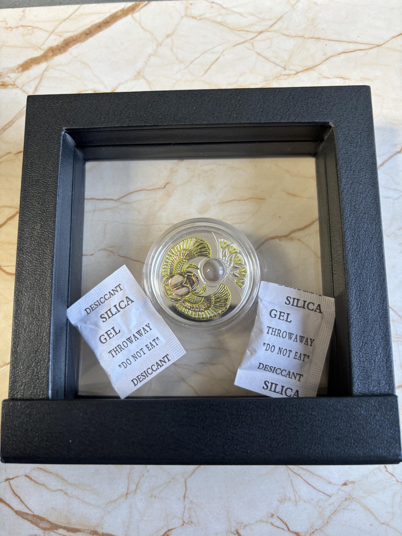 第195期拍卖 纽埃2022年古埃及圣甲虫系列9镶条纹燧石镀金银币，999银，17.5克，发行600枚