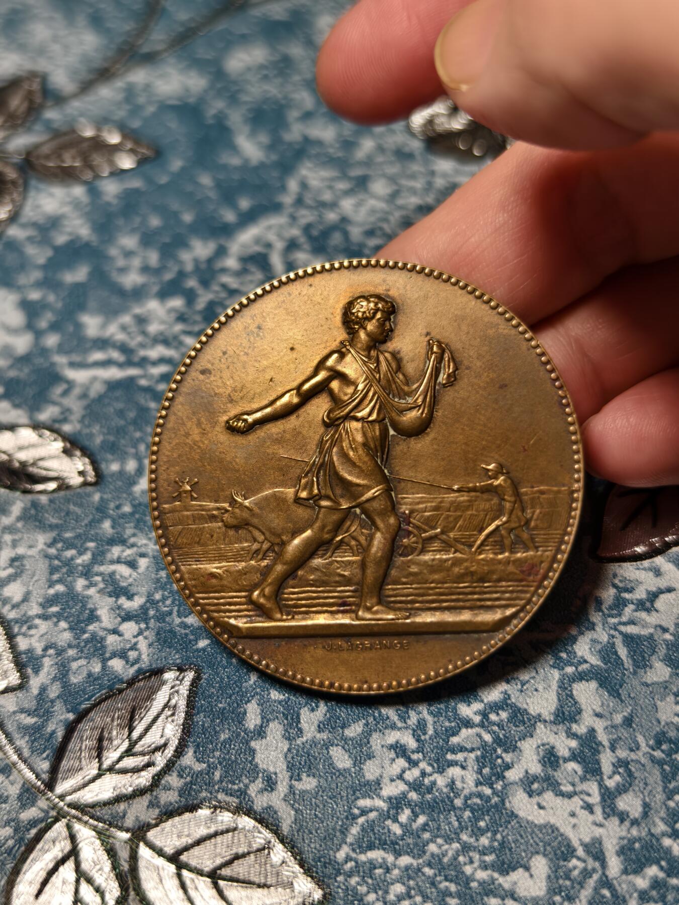 抚柳草堂-第十九期章牌钱币  奖章勋章限时免佣 满百包邮 放漏专场 1932法国上莱茵省农业竞赛大铜章  播种者 直径50mm 重62.8g 20世纪初法国新古典主义章牌艺术的典型代表作