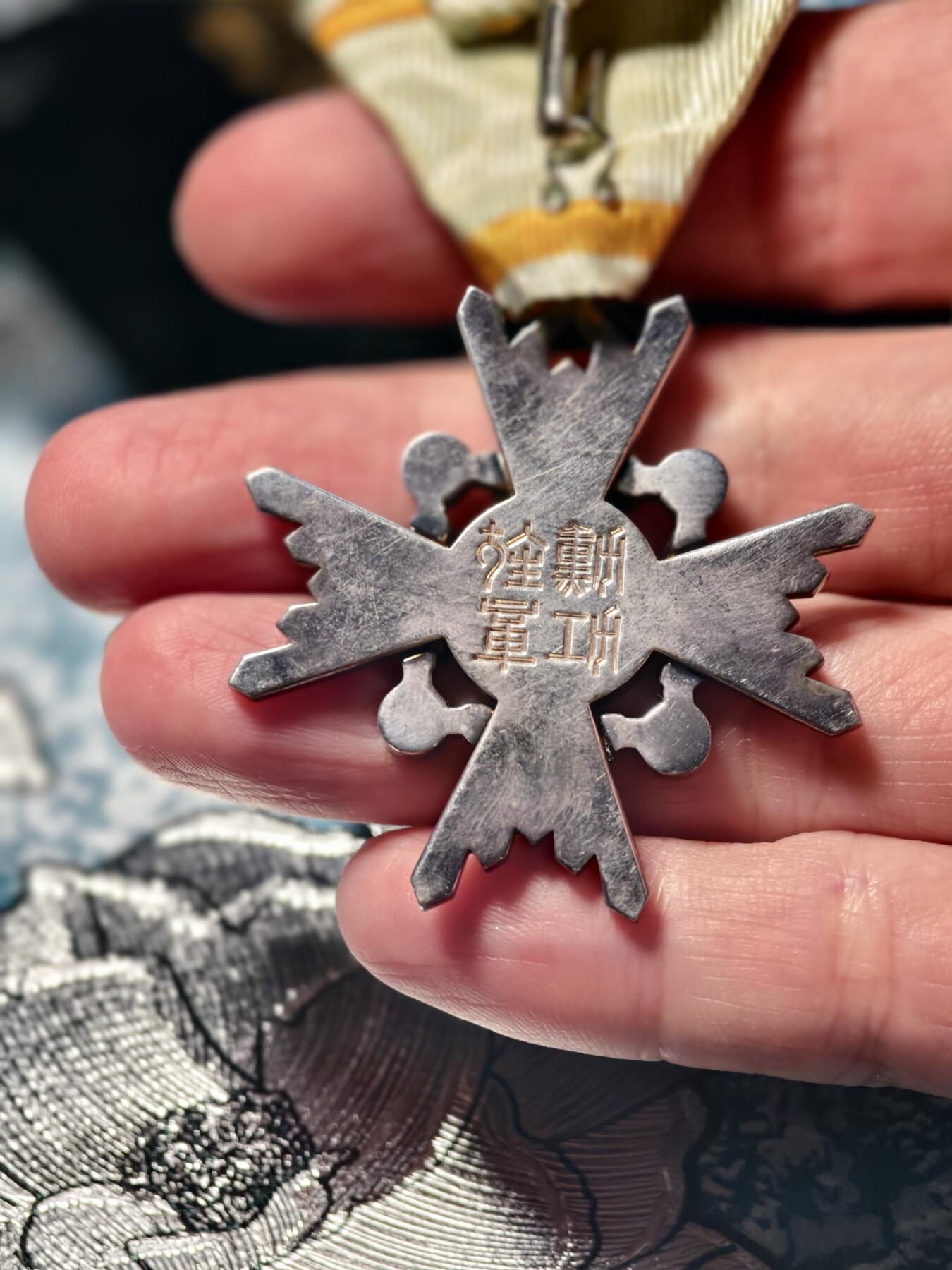 抚柳草堂-第十九期章牌钱币  奖章勋章限时免佣 满百包邮 放漏专场 勋五等瑞宝章 昭和战时原盒美品 银质重28.4g 七宝烧完好 