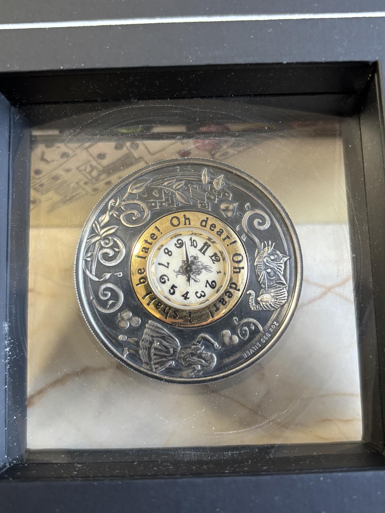 第195期拍卖 图瓦卢2015爱丽丝诞生150周年镶嵌实体时钟纪念银币，999银，发行2500枚