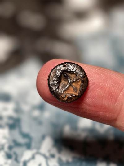 抚柳草堂-第十九期章牌钱币  奖章勋章限时免佣 满百包邮 放漏专场 - 三佛齐王国末期至满者伯夷王国早期打制小银币 1.5g重 正面有檀香花徽记，背面爪哇岛文，面值1 Unit或称Masa