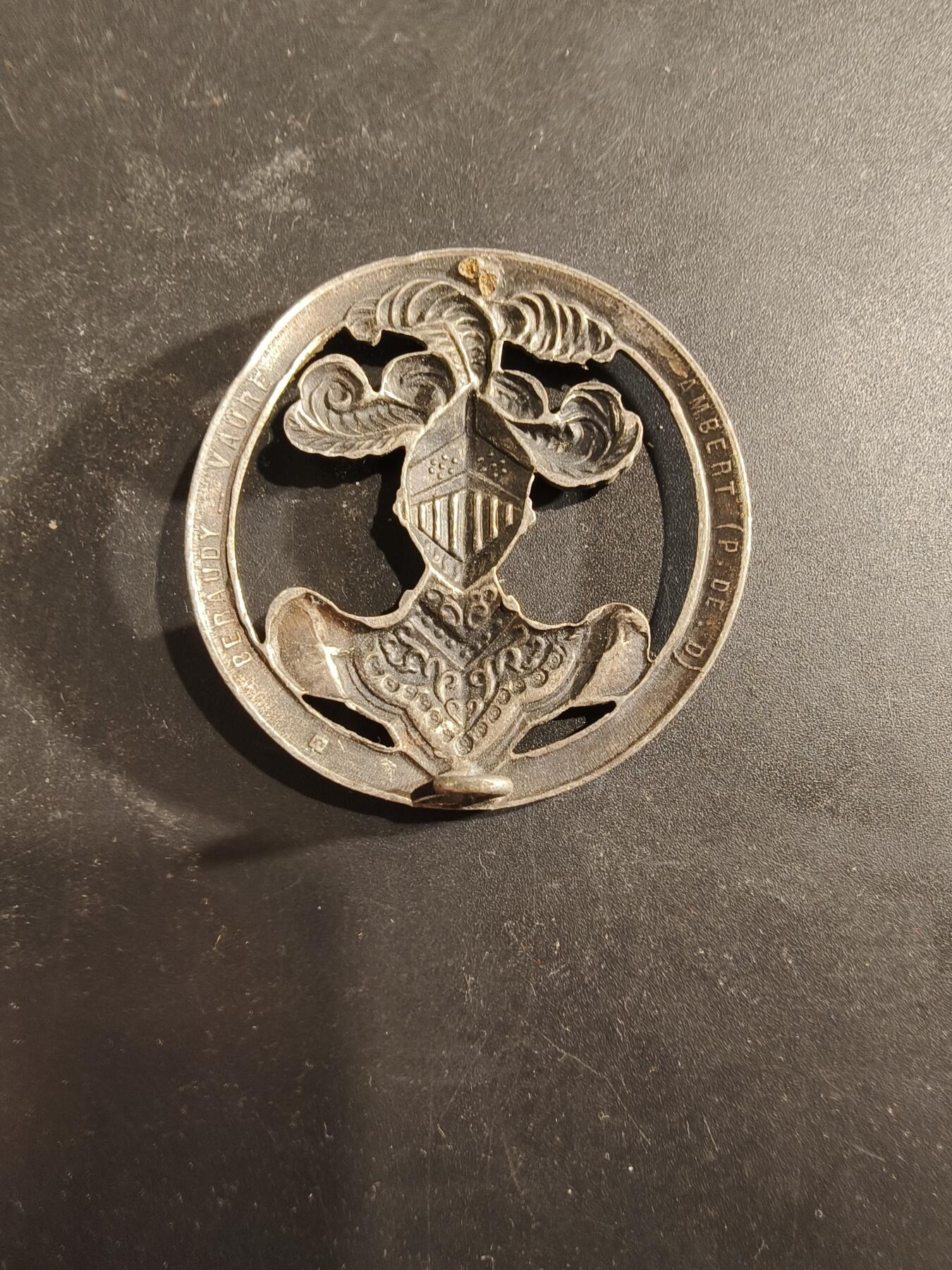 老王徽章第189期 法国装甲兵贝雷帽徽   银色