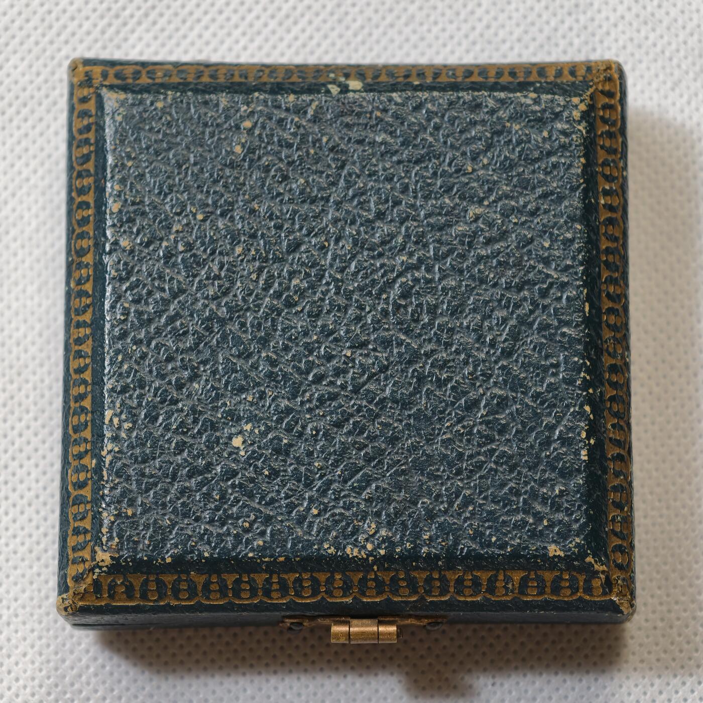 甄臻铺-世界币章拍卖（第56期），送拍享返佣金等优惠多多 法国勒阿弗尔市徽银章，直径40.7毫米，重38.1克，含银量950‰，带原装盒子。正面是勒阿弗尔市徽，火盆上的蝾螈，下方船锚麦穗，边缘月桂枝叶，边缘有个老磕。