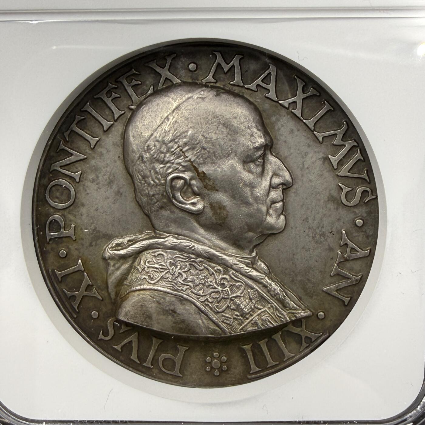 「木头集藏」“春启藏心”——章牌精品专场 1934年梵蒂冈教皇庇护十一世“圣救赎年圆满结束”纪念银章，MS 63 ，直径：44.5 mm，品相很不错。1933年是耶稣基督救赎1900周年，庇护十一世宣布开启“圣救赎年”，这是天主教重要的禧年庆典。