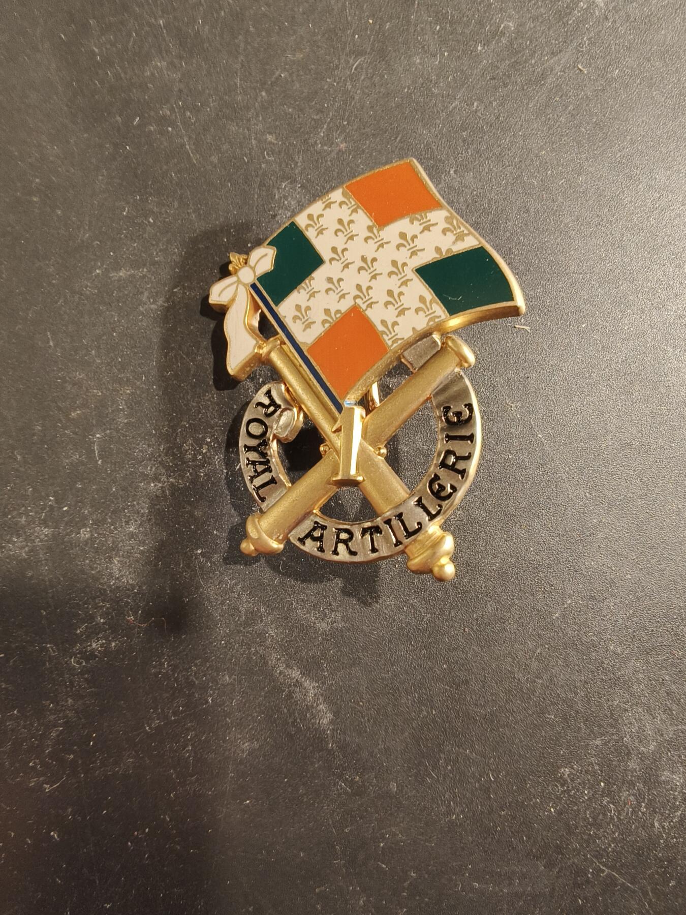 老王徽章第189期 法国陆军第1炮兵团证章     该团的历史可追溯至1671年由路易十四创建的“La Fère”团，是欧洲最古老的炮兵团之一