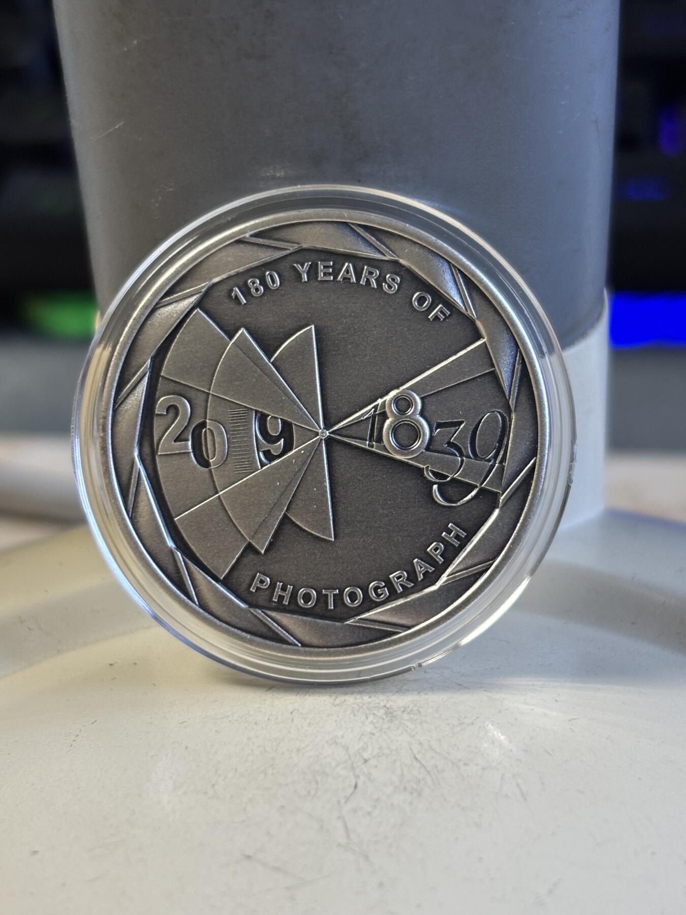 第195期拍卖 帕劳2019年相机照相术发明180周年仿古纪念银币，发行999枚，10克，发行999枚