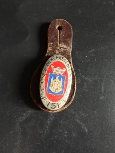 老王徽章第189期 - 法国陆军第151步兵团证章        第151步兵团是一支历史悠久的法国精锐部队，其历史可以追溯到 1813 年。该团在第一次世界大战期间表现尤为出色，曾驻扎在凡尔登，该团于1997年解散