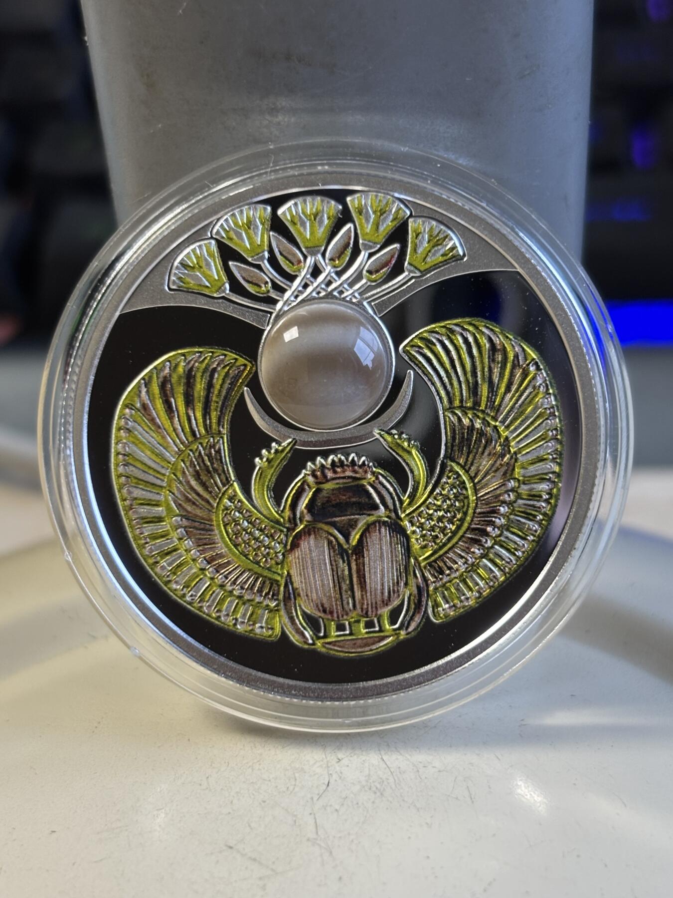 第195期拍卖 纽埃2022年古埃及圣甲虫系列9镶条纹燧石镀金银币，999银，17.5克，发行600枚