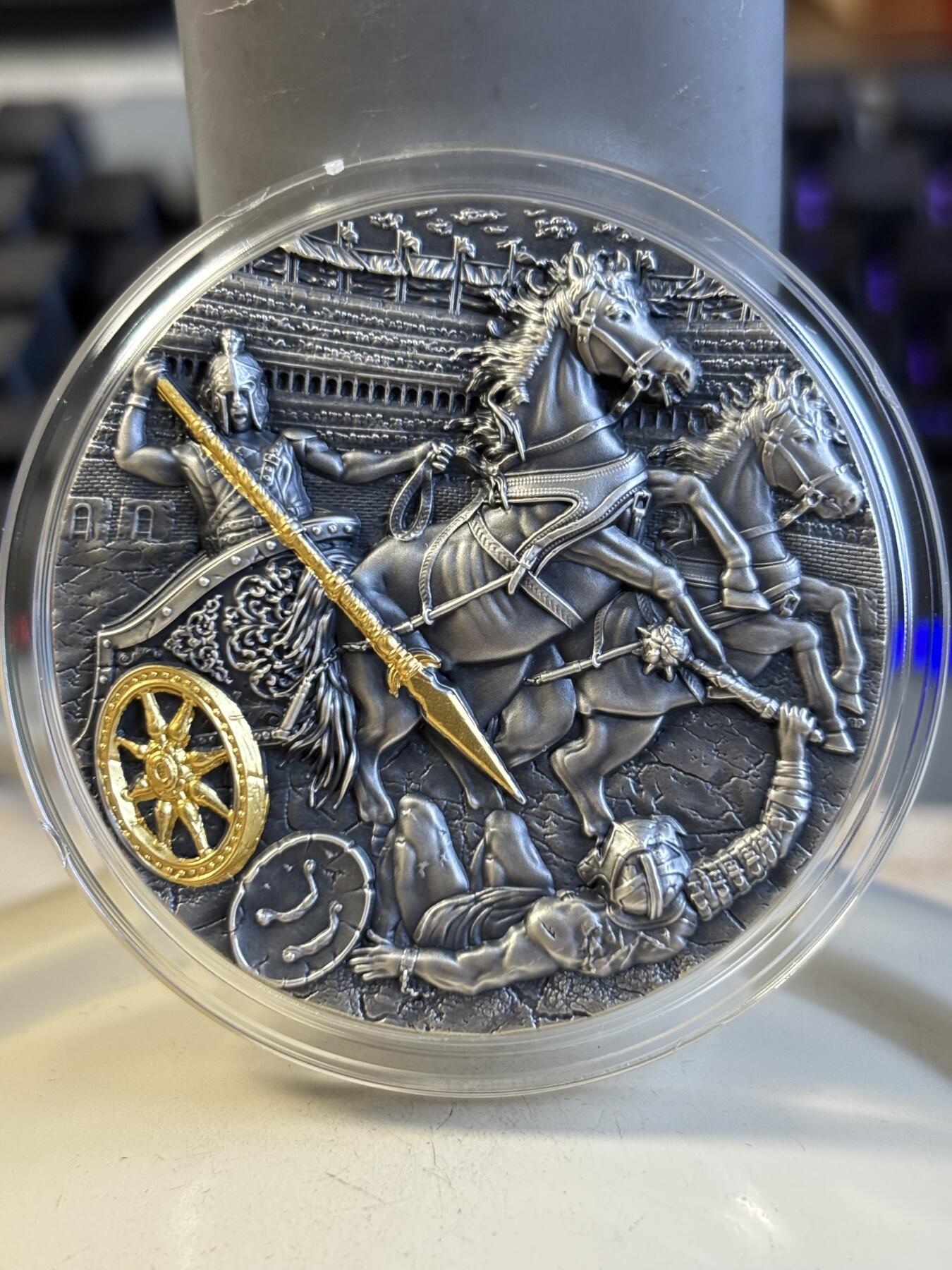 第195期拍卖 纽埃2019年战车系列1古罗马战车2盎司高浮雕纪念银币，999银，发行量500枚