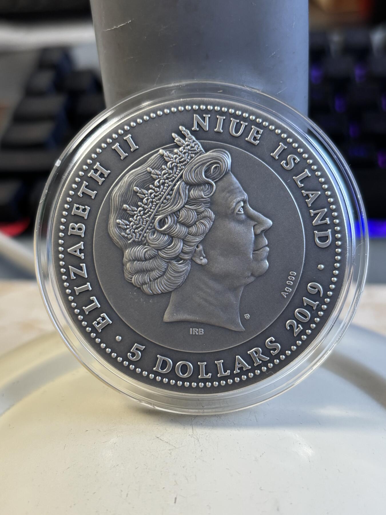 第195期拍卖 纽埃2019年战车系列1古罗马战车2盎司高浮雕纪念银币，999银，发行量500枚