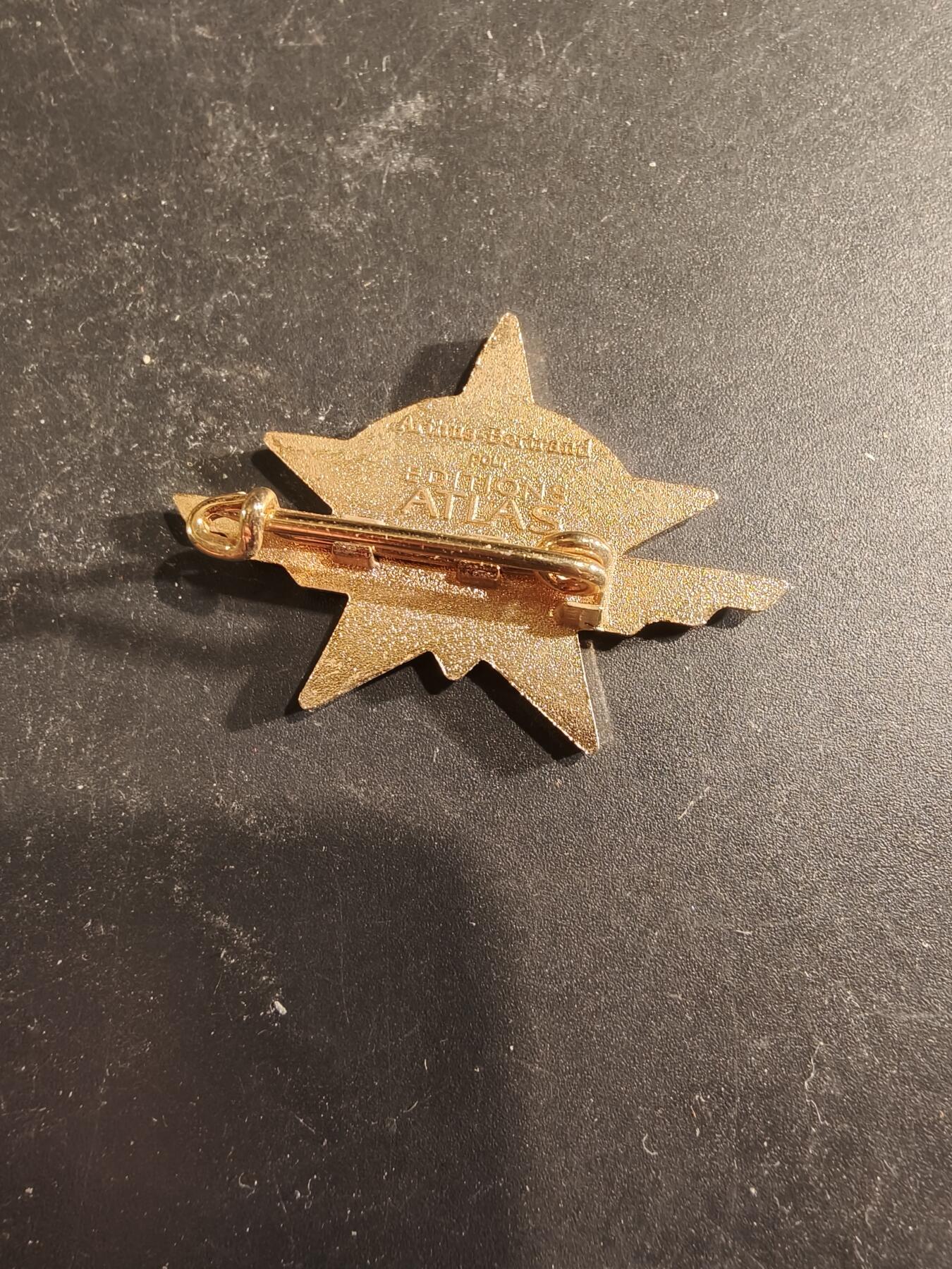 老王徽章第189期 法国陆军第1伞降猎兵团证章      第1伞降猎兵团是法国最古老的伞兵团，成立于1943年，其根源可追溯至法国空军的空降部队，该团被称为“紧急团”，能够在不到12小时内介入危机地区，他们参与过第二次世界大战、印度支那战争、阿尔及利亚战争以及黎巴嫩、阿富汗和萨赫勒地区的冲突 