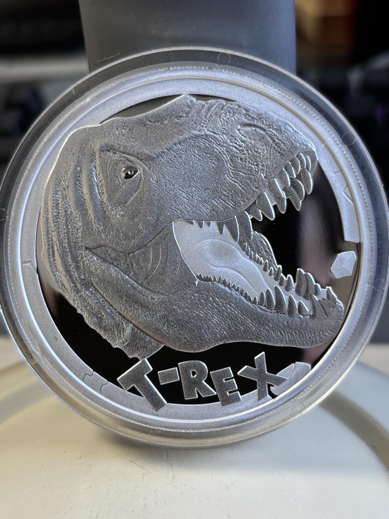 第195期拍卖 图瓦卢2017年恐龙系列霸王龙5盎司精制纪念银币，9999银，发行500枚