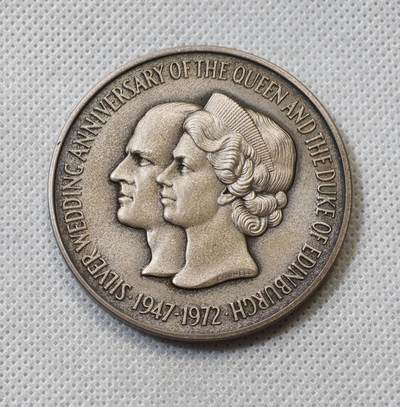甄臻铺-世界币章拍卖（第56期），送拍享返佣金等优惠多多 - 英国伊丽莎白女王与菲利普亲王银婚纪念银章，1972年发行，直径51毫米，重63克，含银量925。正面是女王和菲利普亲王双人头像，背面是两方盾徽