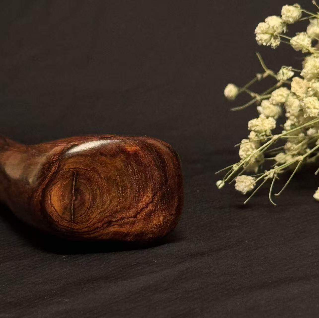 零元拍：NO.3海南黄花梨满鬼脸花纹随形文玩把玩棍，尺寸约：41/4.2/1.8CM