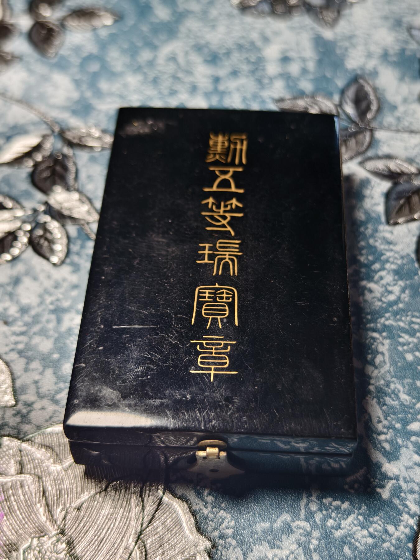 抚柳草堂-第十九期章牌钱币  奖章勋章限时免佣 满百包邮 放漏专场 勋五等瑞宝章 昭和战时原盒美品 银质重28.4g 七宝烧完好 