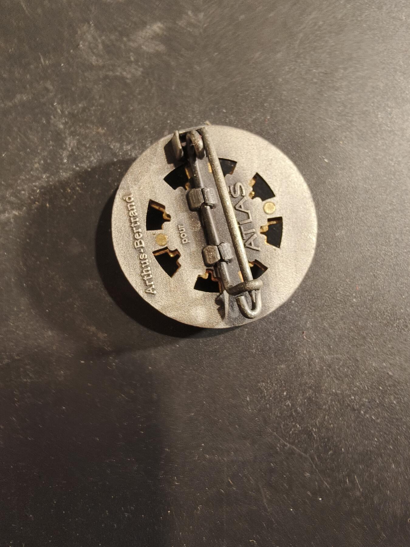 老王徽章第189期 法国陆军第8炮兵团证章     该团在拿破仑战争奥斯特里茨战役中变现出色，有“奥斯特里茨的太阳”称号