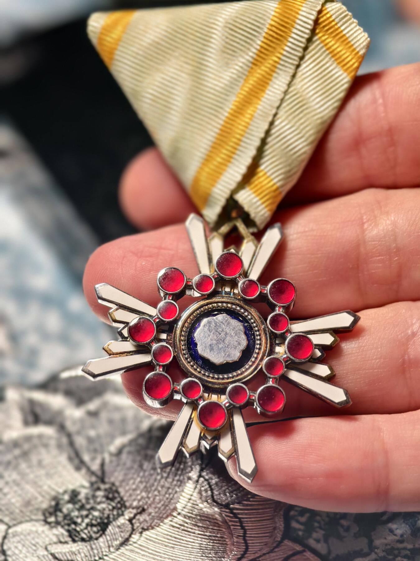 抚柳草堂-第十九期章牌钱币  奖章勋章限时免佣 满百包邮 放漏专场 勋五等瑞宝章 昭和战时原盒美品 银质重28.4g 七宝烧完好 