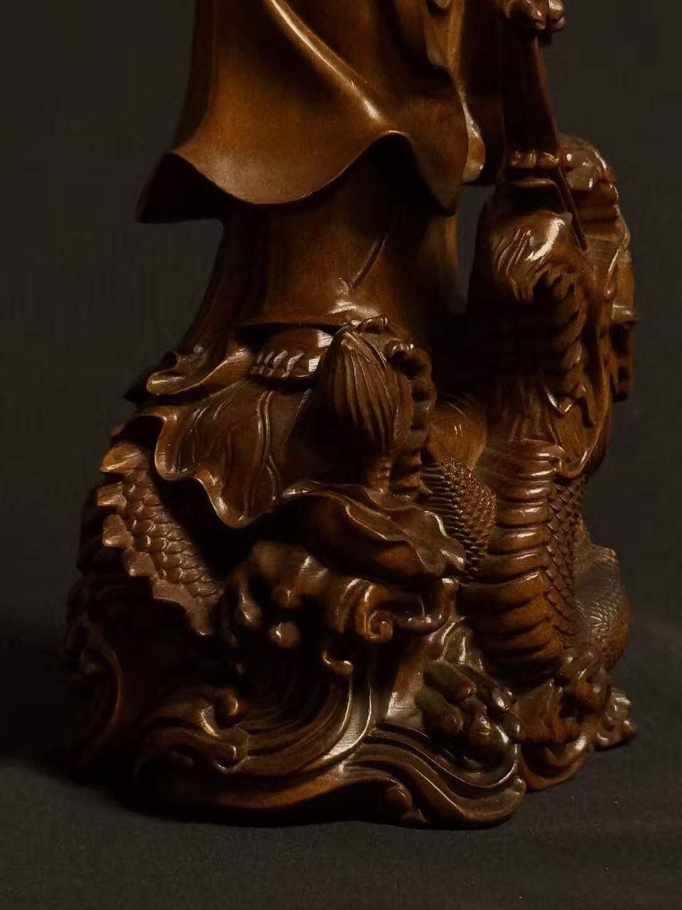 零元拍：黄杨木精雕（古法做旧工艺）观音立像，高约22CM，开脸慈悲宁静，双目微垂，发髻高挽，衣袂飘逸流畅，右手持杨柳枝，左手托净瓶，姿态温婉慈悲，是典型的“杨柳观音”形象。