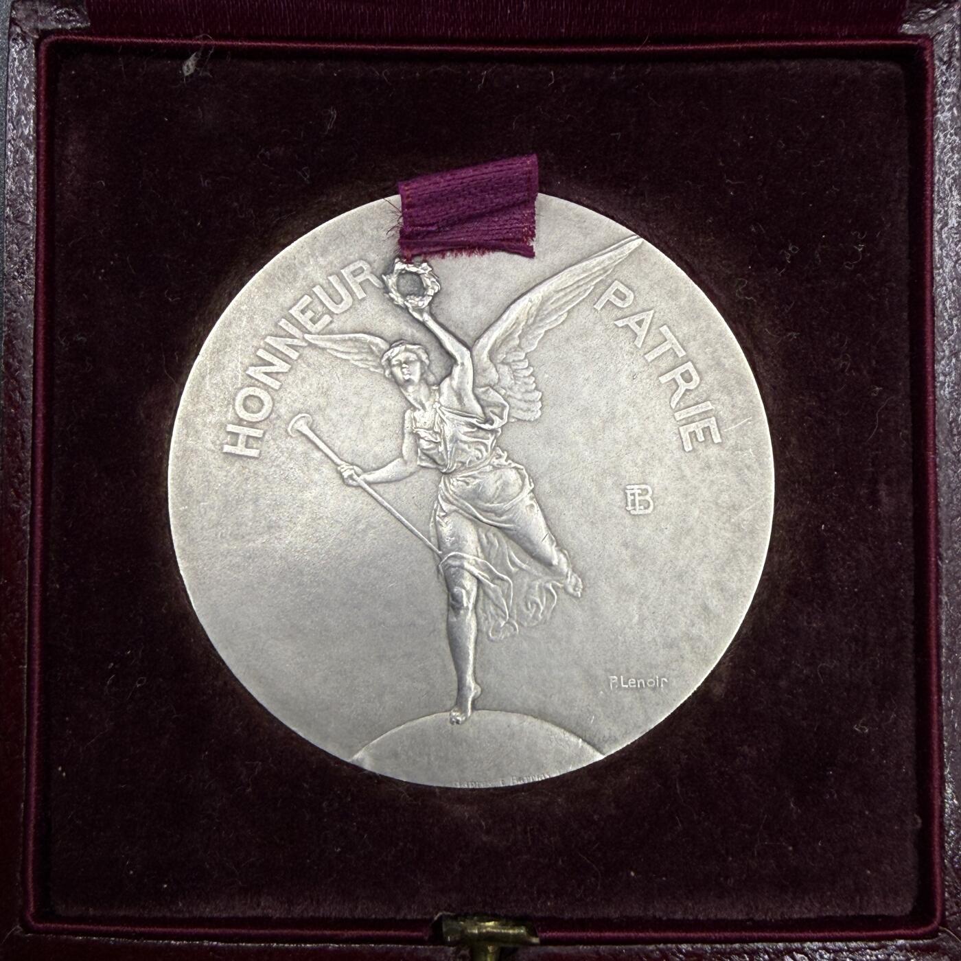 「木头集藏」“春启藏心”——章牌精品专场 P.Lenoir～法国射击协会联盟原盒银奖章，直径：44.5 mm，41.1 g，边铭：菱形厂标 野猪头银标 ARGENT，正面刻画胜利女神手持长号与月桂枝花环，向获奖人飞奔而来。品相不错，原盒正常使用。