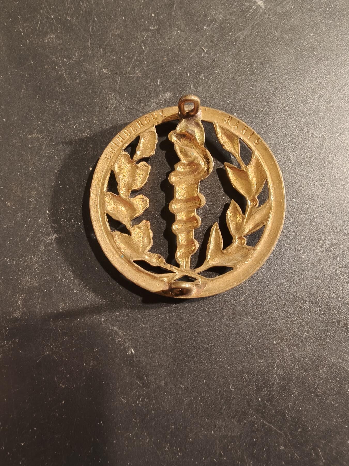 老王徽章第189期 法国军医贝雷帽徽  金色