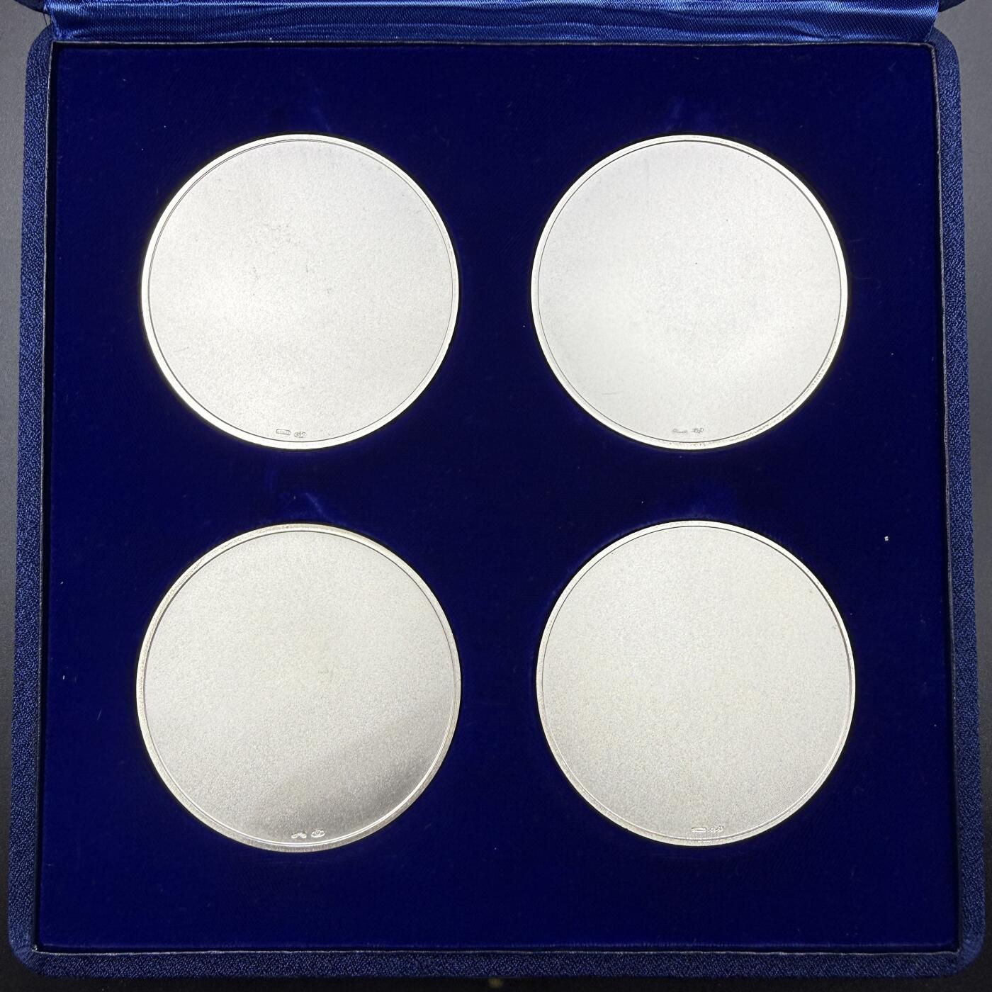 「木头集藏」“春启藏心”——章牌精品专场 Giandomenico～意大利罗马著名景点系列银章四枚原盒套装 ，意大利著名造币厂Stefano Johnson铸造，直径：60mm，四枚总重456克，每枚背面都标有厂铭和含银量800。银章正面展示的是罗马举世闻名的4个景点：特雷维喷泉、圣三一教堂与西班牙阶梯、特里同喷泉、罗马角斗场。