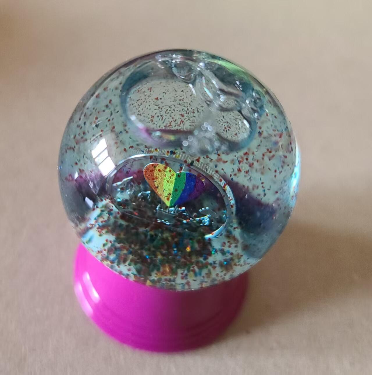 ❤️【币观天下】❤️ 第346期钱币拍卖场- 2026.3.27周五晚上6点半场 长期征集拍品  库克2021年气球上的爱水晶球彩色银币材质:999银1/10盎司直径:18毫米发行:2021枚奥地利原厂水晶球包装带证书(包装盒一体)