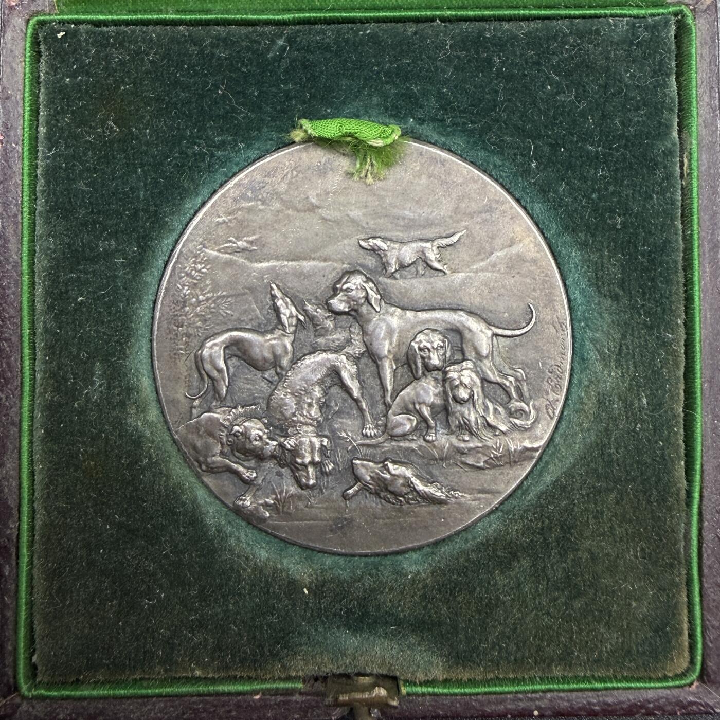 「木头集藏」“春启藏心”——章牌精品专场 1896年法国马赛猎犬竞赛原盒银奖章，直径：41 mm，33.5 g，边铭：丰饶角 ARGENT，刻画细致，品相很不错，原盒正常使用。