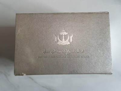 ❤️【币观天下】❤️ 第346期钱币拍卖场- 2026.3.27周五晚上6点半场 长期征集拍品  - 文莱2004年王储皇家婚礼皇家礼盒全银精制币 受邀婚礼嘉宾独家礼盒 1盎司999银 非常稀少