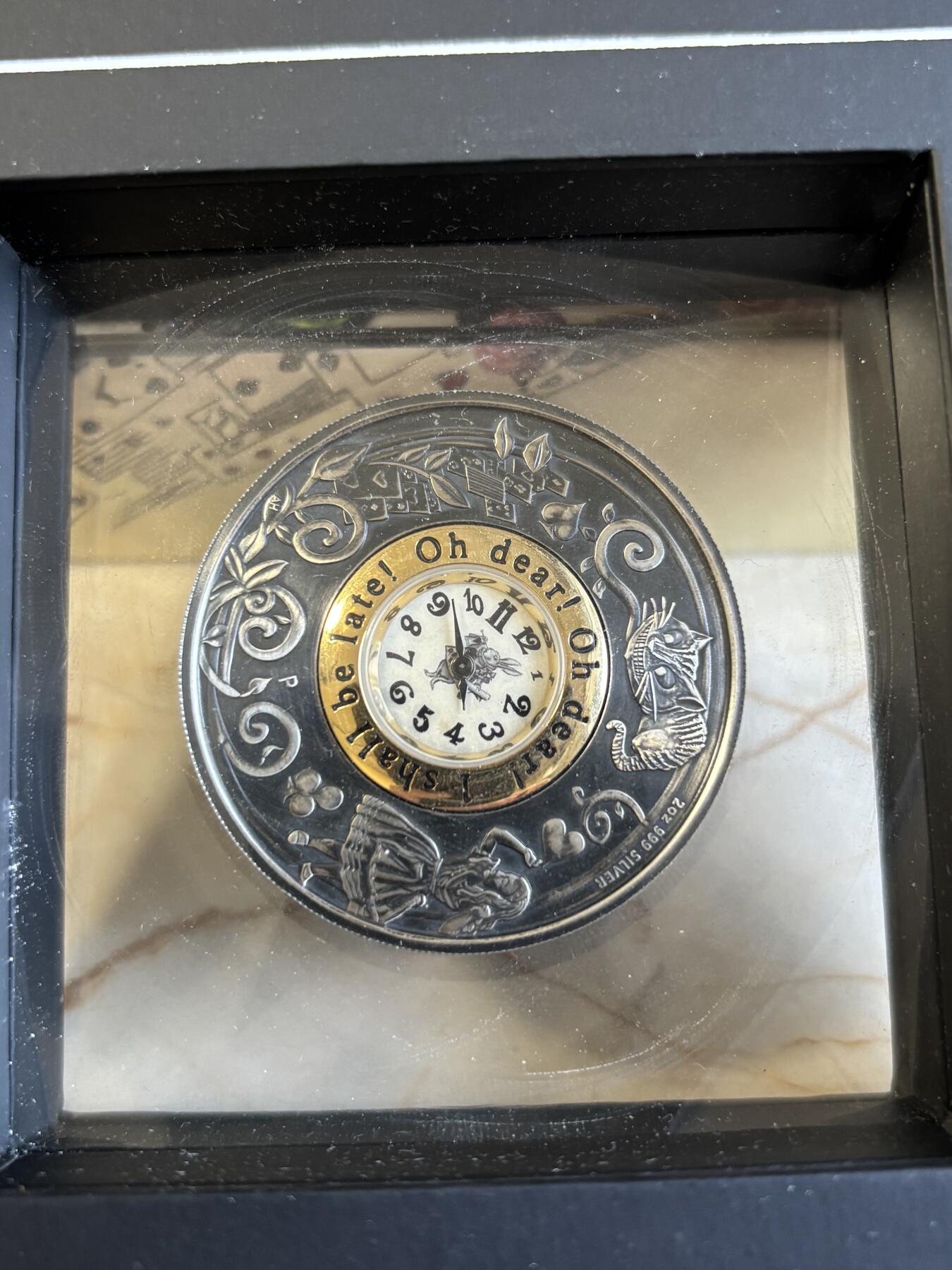 第195期拍卖 图瓦卢2015爱丽丝诞生150周年镶嵌实体时钟纪念银币，999银，发行2500枚