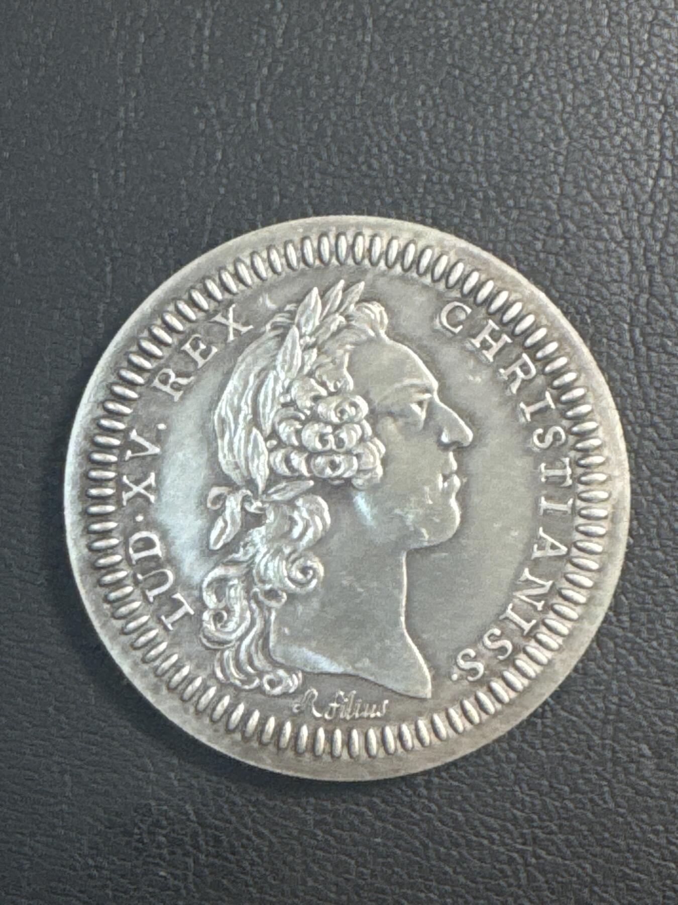 ❤️【币观天下】❤️ 第346期钱币拍卖场- 2026.3.27周五晚上6点半场 长期征集拍品  法国路易十五头像皇家海军陆战队银jeton，15.01g，32mm，边铭：丰饶角1+500编号，含银95%，限量500枚后铸