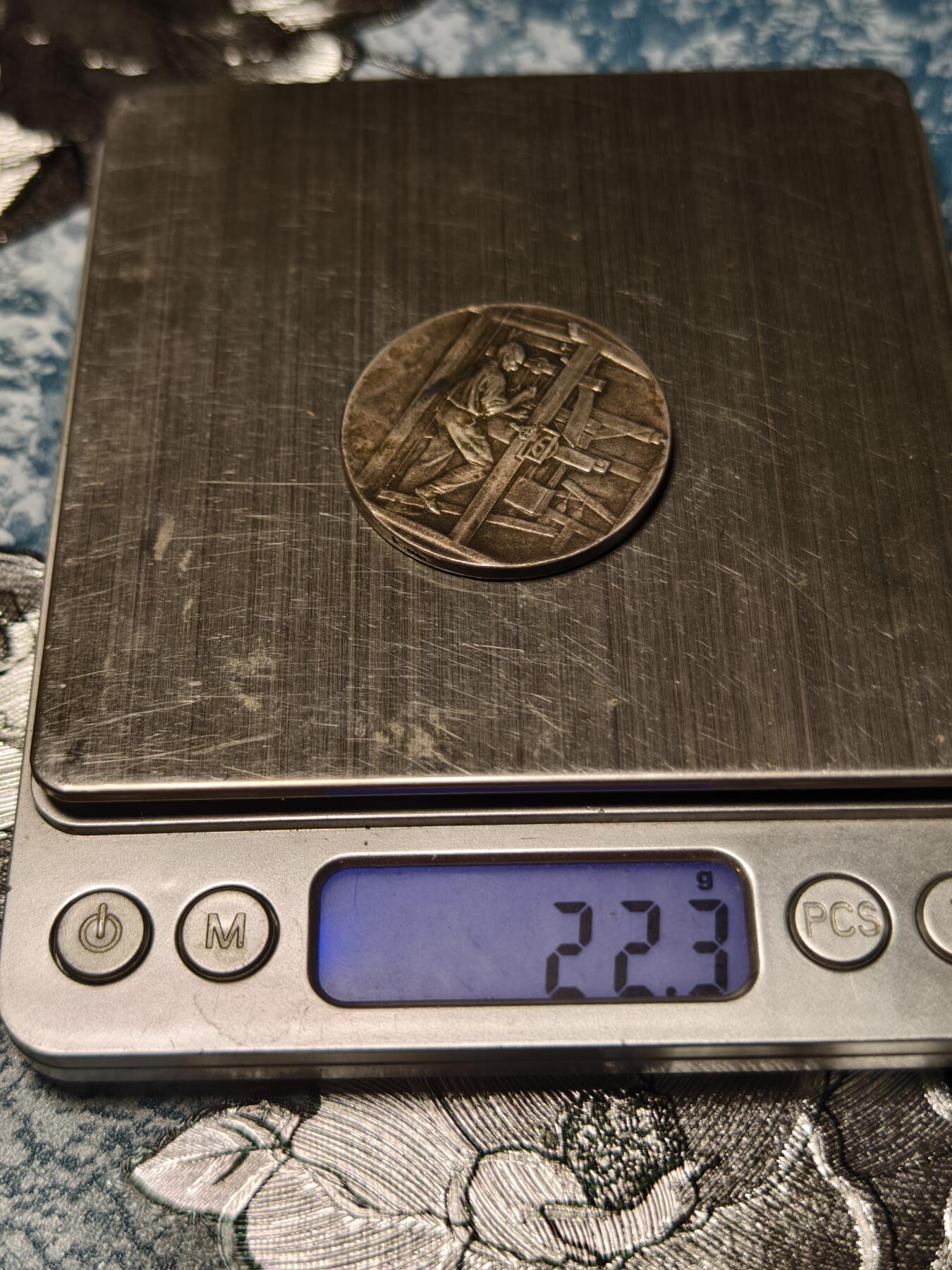 抚柳草堂-第十九期章牌钱币  奖章勋章限时免佣 满百包邮 放漏专场 1942法国纺织品和纺织材料总协会镀银大铜章  直径36mm   22.3g 正面高浮雕了工人操作纺织机的场景 是法国新艺术风格工业题材章牌的典型设计 由雕刻师 A. Rive 创作 