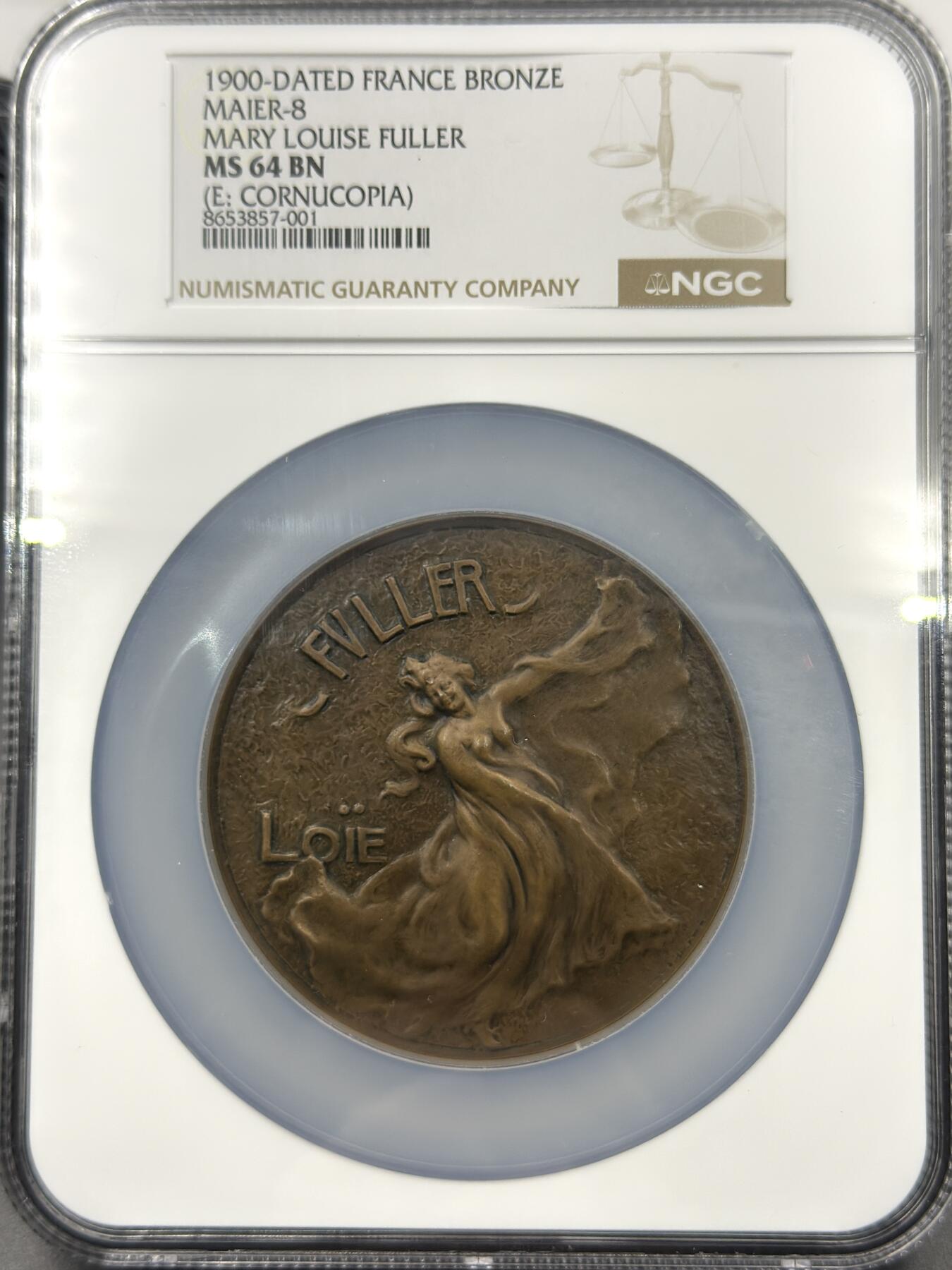 「木头集藏」“春启藏心”——章牌精品专场 P.Roche～法国SAMF协会8号作品铜章“ 洛伊·富勒”，MS 64 BN，法兰西章牌之友协会（SAMF）1902年发行，直径：55mm，品相绝佳，铜章发行量仅157枚，边铭：丰饶角BRONZE 火蝾螈 限量编号266，正面是洛伊·富勒极具辨识度的纱裙舞姿态，完美还原了她“光与纱共舞”的舞台风格。SAMF协会章是法国新艺术章牌最杰出的代表，历来受到章牌收藏者的追捧。