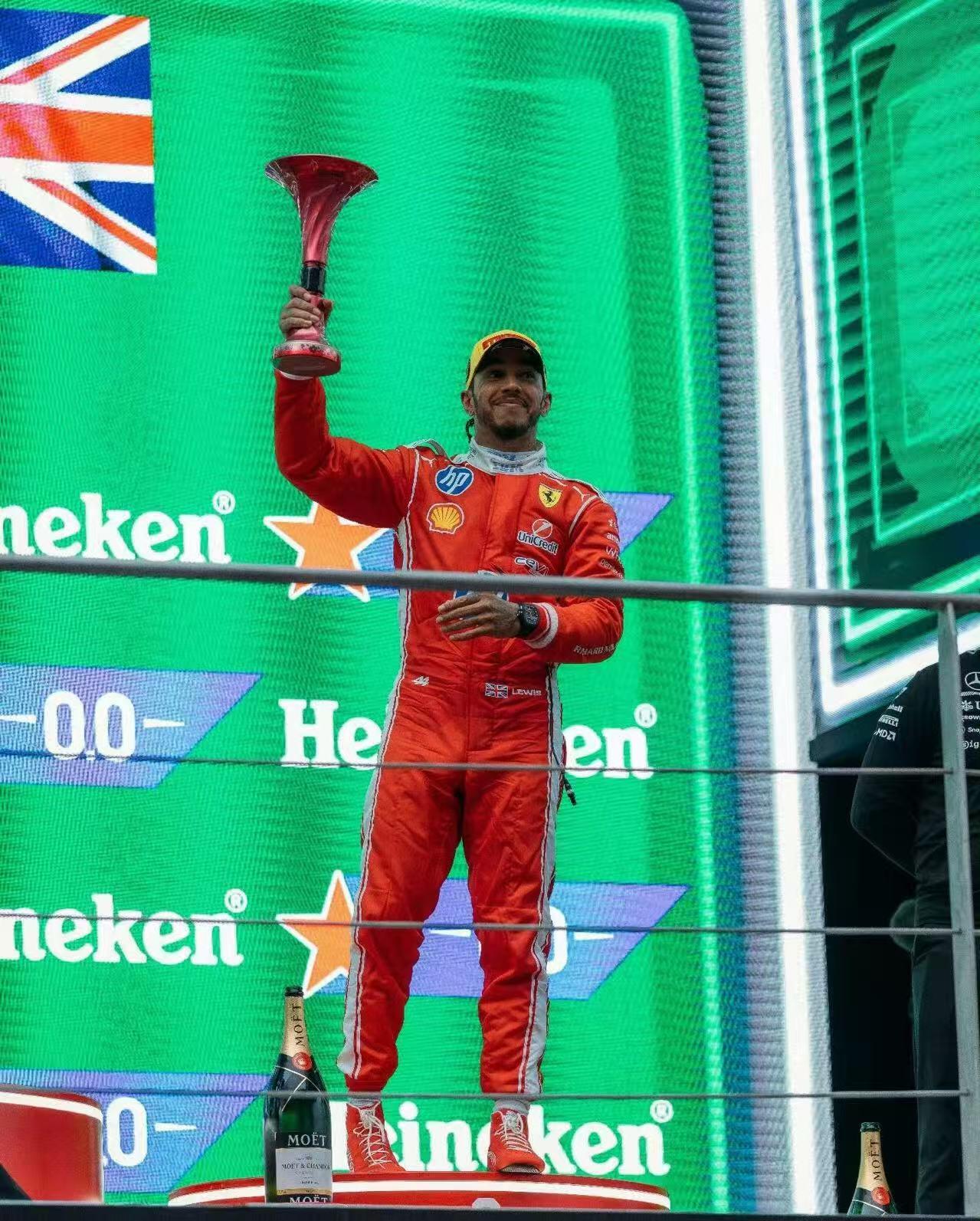 零元拍：F1七冠王刘易斯·汉密尔顿亲笔签名法拉利车队2026赛季44号车手PE车手帽，PUMA出品。极其难得的签了自己赛车的44号以及祝福语Best Wishes和2026年份，签于2026赛季F1中国上海大奖赛！