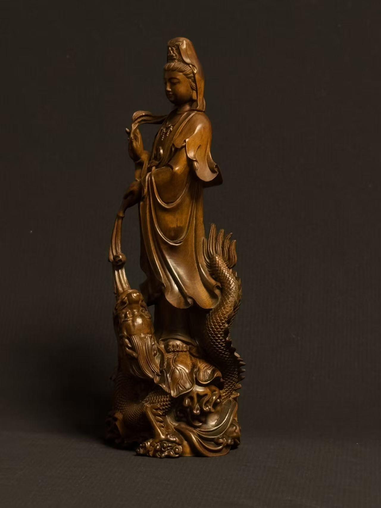 零元拍：黄杨木精雕（古法做旧工艺）观音立像，高约22CM，开脸慈悲宁静，双目微垂，发髻高挽，衣袂飘逸流畅，右手持杨柳枝，左手托净瓶，姿态温婉慈悲，是典型的“杨柳观音”形象。