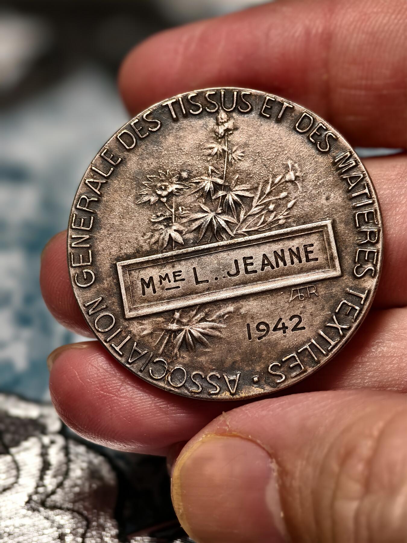 抚柳草堂-第十九期章牌钱币  奖章勋章限时免佣 满百包邮 放漏专场 1942法国纺织品和纺织材料总协会镀银大铜章  直径36mm   22.3g 正面高浮雕了工人操作纺织机的场景 是法国新艺术风格工业题材章牌的典型设计 由雕刻师 A. Rive 创作 